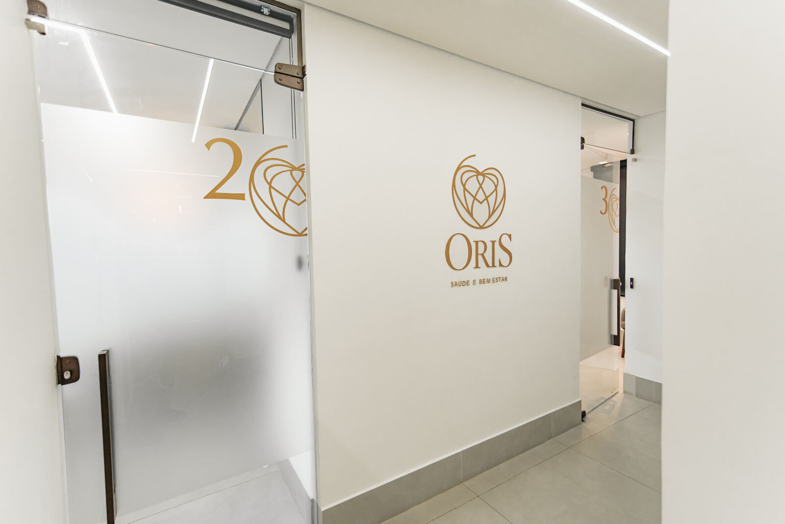 Entrada da clínica ORIS com logo dourado